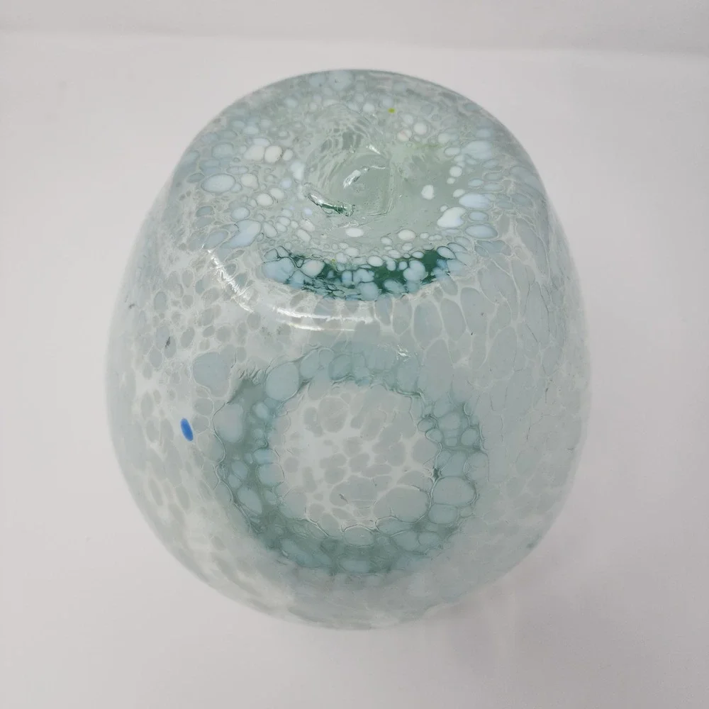 Unbranded glass confetti